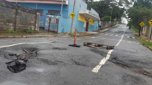 Em frente a escola, asfalto cede e preocupa moradores de Monte Castelo