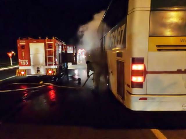 Pneu estoura e &ocirc;nibus tem princ&iacute;pio de inc&ecirc;ndio na BR-267