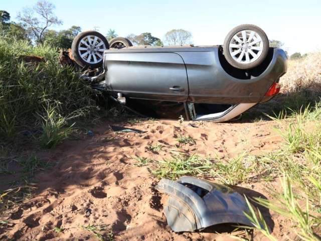 Audi amanhece capotado &agrave;s margens de rodovia na sa&iacute;da para Rochedinho