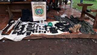 Armas apreendidas com quadrilha no Paraguai; modelos são idênticos aos usados por assaltantes (Foto: Arquivo)