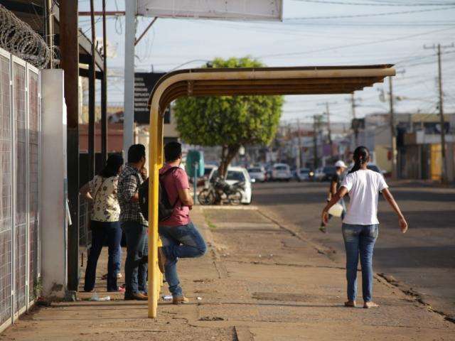 Passageiros lotam pontos, mas cons&oacute;rcio diz que est&aacute; tudo normal