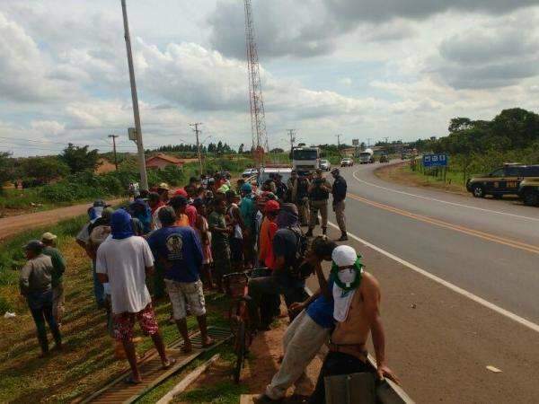 Ap&oacute;s pol&iacute;cia retirar bloqueio, catadores amea&ccedil;am invadir o lix&atilde;o