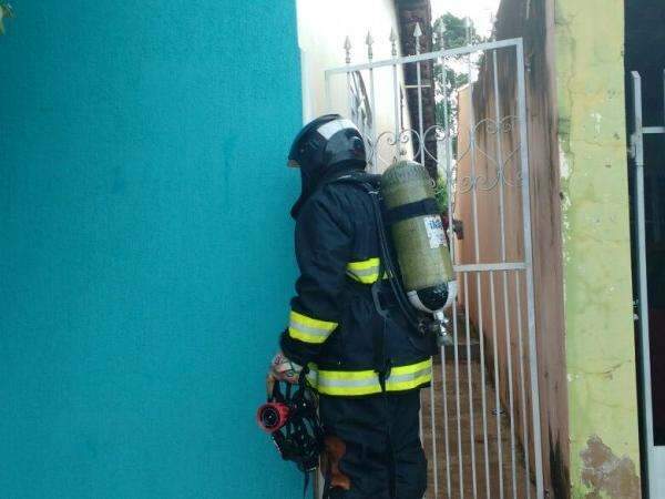 Moradores acordam e encontram parte da resid&ecirc;ncia pegando fogo