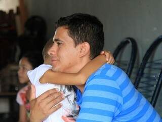 Bicanca abraçando o pai, Alexandro da Silva Nogueira (Foto: Marina Pacheco) 