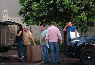 Fava Neto (com colchonete na mão) e Messias da Silva (de azul) quando eram levados para presídio (Foto: Adilson Domingos)