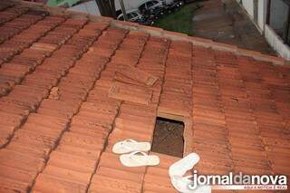 Dois pares de chinelos brancos foram deixados no telhado por onde foi feito a fuga (Foto: Jornal da Nova)