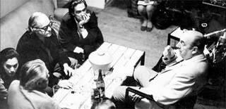 Vinicius, entre os escritores Rubem Braga e Ferreira Gullar, conversa com o poeta chileno Pablo Neruda (D), um dos seus amigos da época em que vivia em Paris como diplomata. 