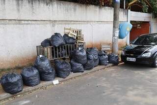 Ao lado da escola Oliva Enciso o lixo se acumula re pais e estudantes reclamam (Foto - Gerson Walber)