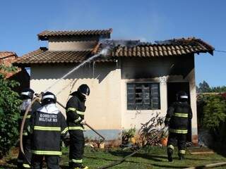 Por causa do fogo, telhado cedeu e a estrutura da casa ficou comprometida  (Foto: Saul Schramm)