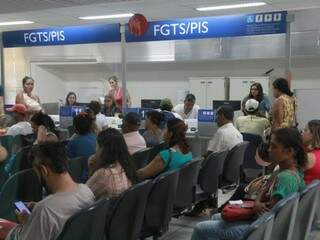 Trabalhadores aguardando para sacar dinheiro das contas inativas do FGTS em Campo Grande (Foto: André Bittar)