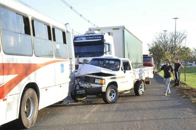 Camionete bate em &ocirc;nibus e provoca congestionamento de mais de 1 km