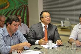 O presidente da Famasul, Eduardo Riedel, e o advogado dos produtores rurais, Newley Amarilla, durante reunião na tarde hoje (Foto: Simão Nogueira)