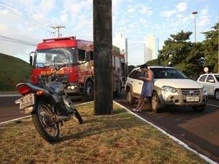 Moto e carro estavam na avenida Paulo Coelho Machado no mesmo sentido e ao entrar na Afonso Pena colidiram (Foto: Fernando Antunes)