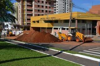 A obra fica em frente ao MPF, entre a avenida e a Rua Dona Ambrosina (Foto: Filipe Prado)