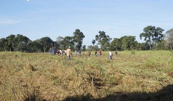 Grupo alega n&atilde;o ter dinheiro para pagar aluguel e invade &aacute;rea p&uacute;blica