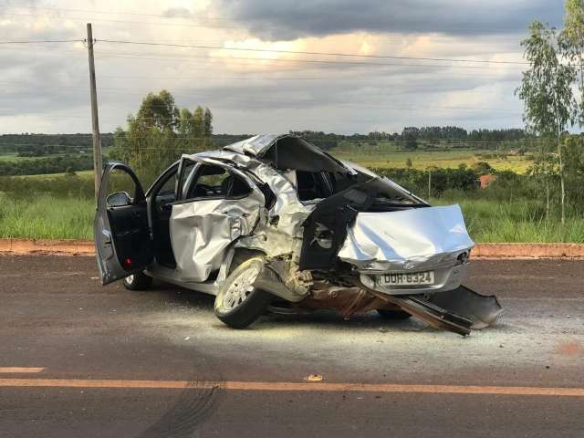 Motorista perde controle, invade pista contr&aacute;ria e atinge caminh&atilde;o