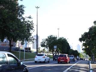 Veículos na Avenida Afonso Pena sentido Parque dos Poderes, em Campo Grande. (Foto: Kísie Ainoã/Arquivo).