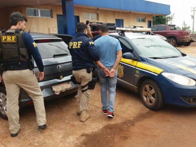 Mec&acirc;nico &eacute; preso com meia tonelada de maconha em Gol na BR-463