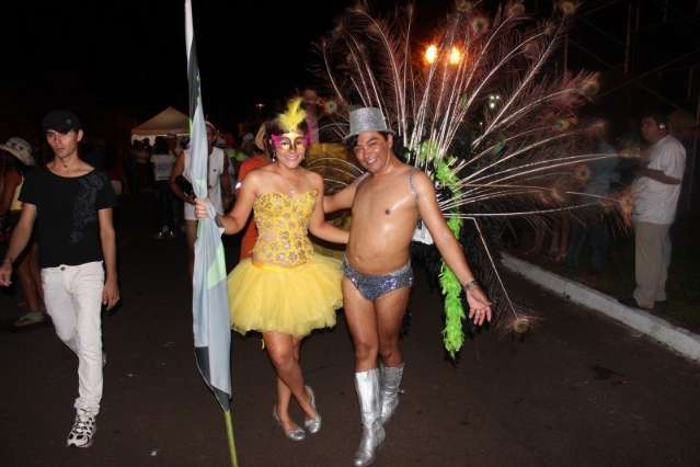 Primeira noite de Carnaval em Navira&iacute; leva 8 mil foli&otilde;es para rua