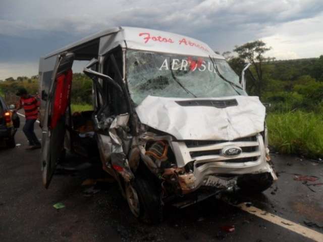 Dois homens morrem em acidente envolvendo caminhonete e van