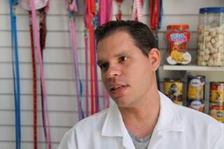 Médico veterinário garante que muitos donos de animais preferem pagar pela vacina (Foto: Cleber Gellio)