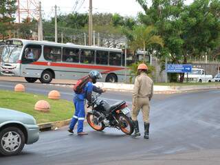 Motociclista acabou caindo na pista por causa do óleo derramado. 
