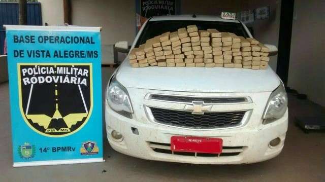 Pol&iacute;cia apreende 94 tabletes de maconha escondidos em t&aacute;xi com placas de Recife