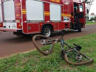 Bicicleta caída no canteiro da Avenida, ao lado da viatura do Corpo de Bombeiros (Foto: Osvaldo Duarte/Dourados News) 