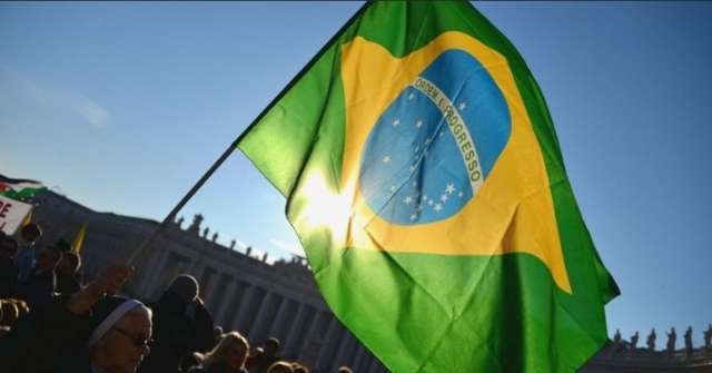 Bento XVI diz n&atilde;o estar se sentindo s&oacute; e faz discurso em portugu&ecirc;s no Vaticano