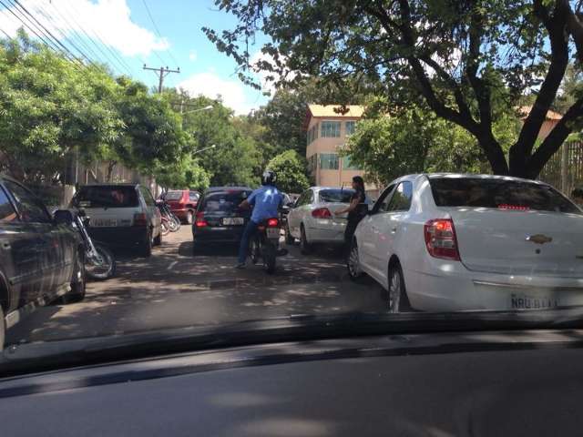 Advogado denuncia fila dupla na porta de escola do Sesc na Rua Anhandu&iacute;