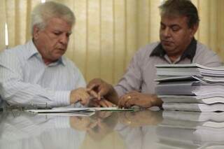 Edil e Alceu Bueno encaminham documentos para notificar Bernal da Comissão Processante (Foto: Cleber Gellio)