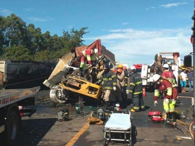 Ap&oacute;s meia hora preso &agrave;s ferragens, motorista &eacute; socorrido e pista liberada