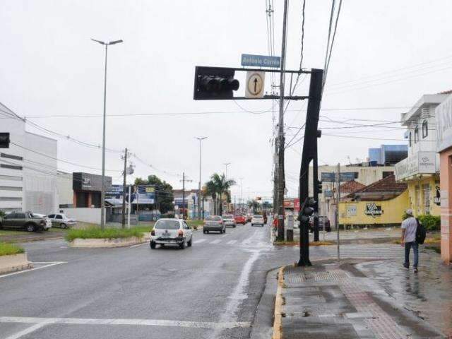 Vento entorta sem&aacute;foro e cruzamento tem tarde de tr&acirc;nsito &quot;louco&quot;