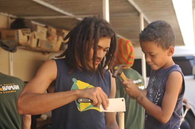 Crian&ccedil;as e adultos aprendem a fabricar berimbau com madeira do cerrado