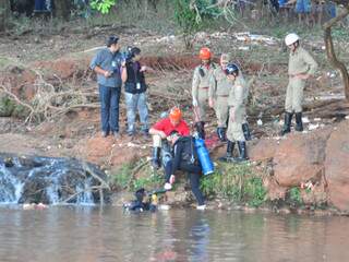 Mergulhadores encontram corpo de menina que morreu afogada no Anhanduizinho. (Foto: João Garrigó)