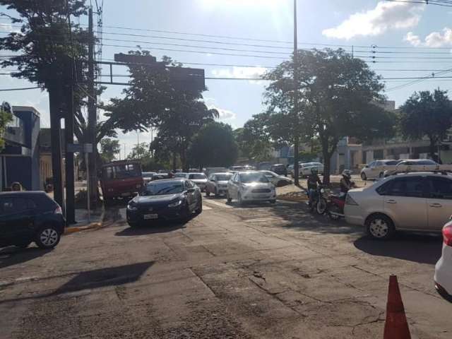 Acidente entre viatura e carro de passeio deixa avenida Mato Grosso interditada