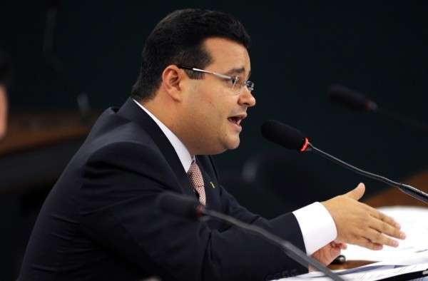 Deputado defende reforma pol&iacute;tica e proposta de doa&ccedil;&atilde;o de campanha de R$ 700