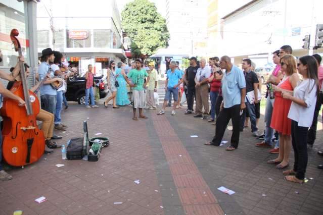 Esquina da 14 vira palco para &quot;O Bardo e o Banjo&quot; chamar p&uacute;blico pra show hoje