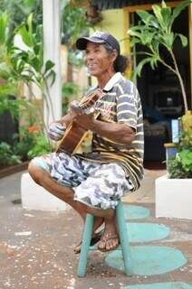 Seu Joaquim jardineiro tem 56 anos e o sonho de virar cantor. (Foto: Alcides Neto)