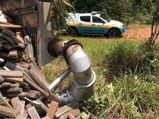 Caminhão-tanque tombou e carga de maconha ficou espalhada na beira de estrada (Foto: Divulgação)