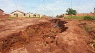 Buraco aberto pela enxurrada durante temporal deste domingo em Naviraí (Foto: Divulgação)