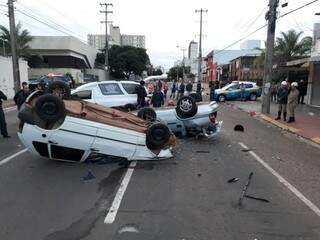 Os dois carros ficaram destruídos. Duas pessoas morreram e um foi socorrida à Santa Casa  (Foto: Saul Schramm)