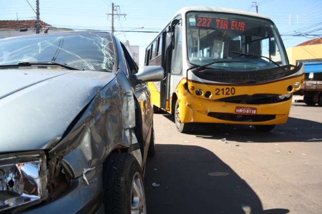 Durante cortejo f&uacute;nebre, micro&ocirc;nibus bate em carro e revolta familiares