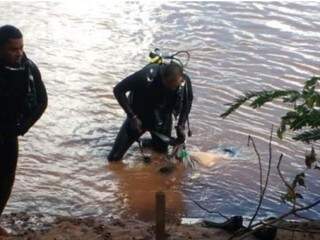 Momento em que os mergulhadores do Corpo de Bombeiros encontraram a vítima de afogamento (Foto: divulgação) 