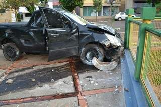 O carro foi parar na calçada e ficou com a frente destruída. (Foto: Simão Nogueira) 