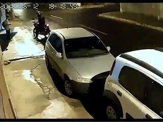 Imagem gravada por câmeras de segurança mostram momento em que o ladrão de moto rende o militar (de camiseta branca) (Foto: reprodução / vídeo) 