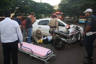 O motociclista foi levado para a Santa Casa. (Foto: Marcos Ermínio) 