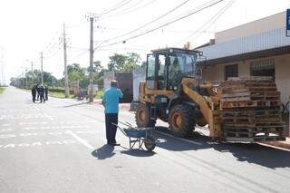 Após protesto, moradores fazem a limpeza da via. (Foto: Marcos Ermínio) 