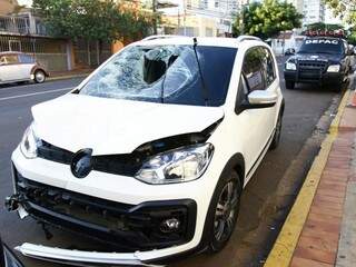 VW Up envolvido no acidente com morte na Avenida Ceará ficou com a frente destruída (Foto: Saul Schramm)