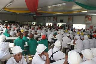 Funcionários se reúnem durante solenidade de ativação do setor de desossa. (Foto: João Prestes/Divulgação)